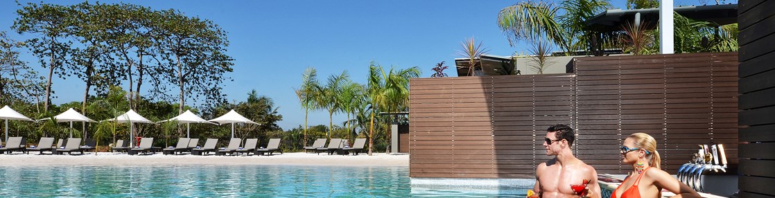 HERO Lagoon Pool Swim Up Bar